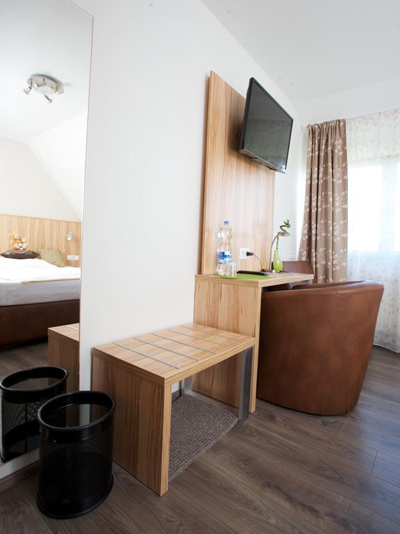 Wolfschlugen Hotel Reinhardtshof Garni חדר תמונה