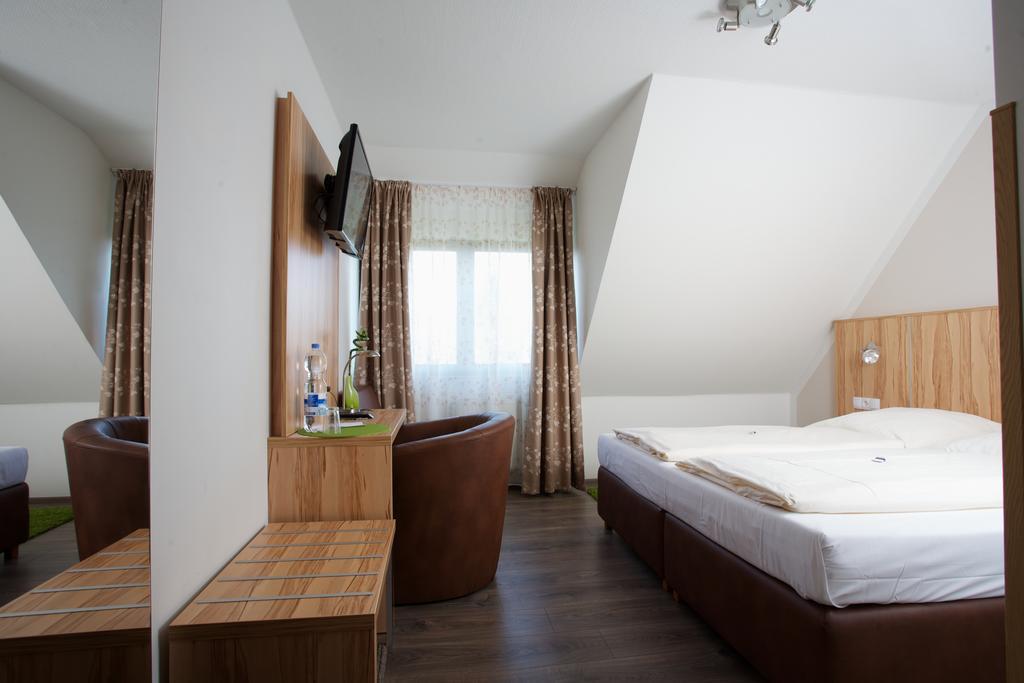 Wolfschlugen Hotel Reinhardtshof Garni חדר תמונה