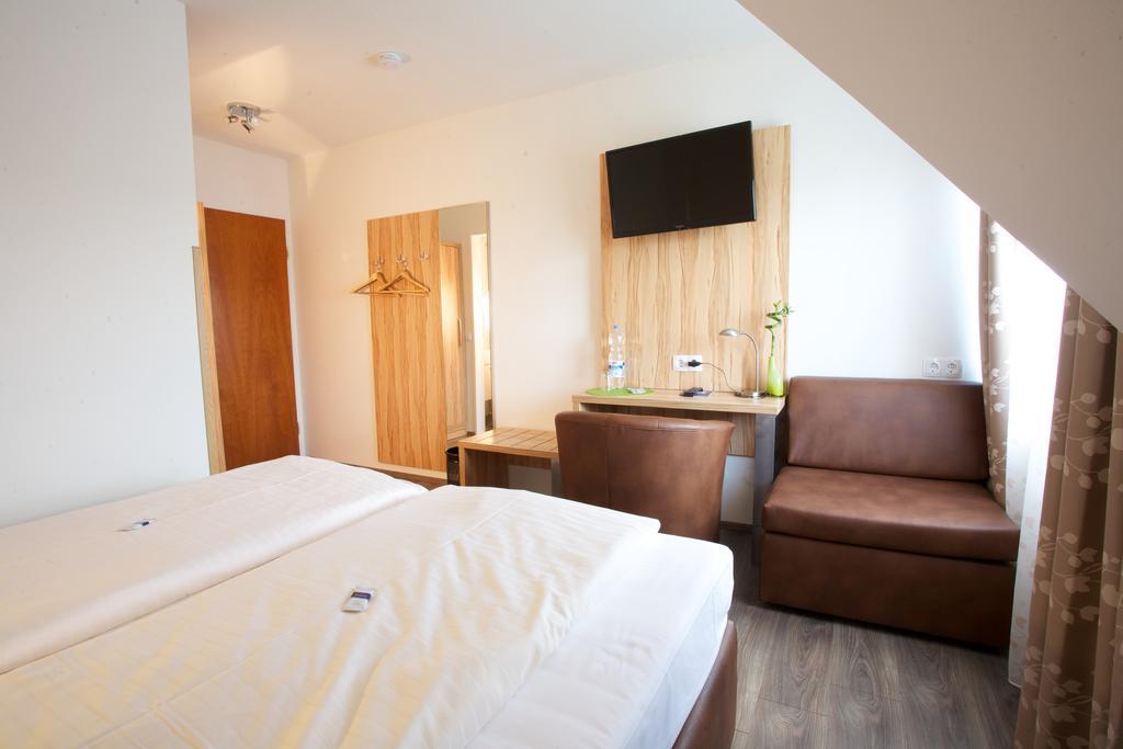 Wolfschlugen Hotel Reinhardtshof Garni חדר תמונה