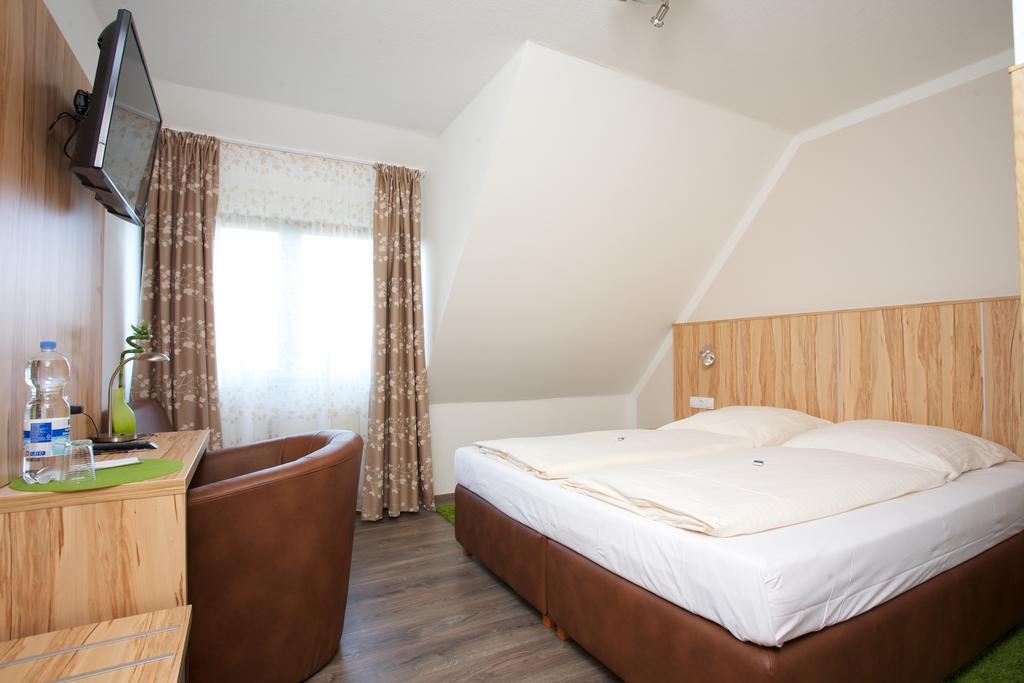 Wolfschlugen Hotel Reinhardtshof Garni חדר תמונה