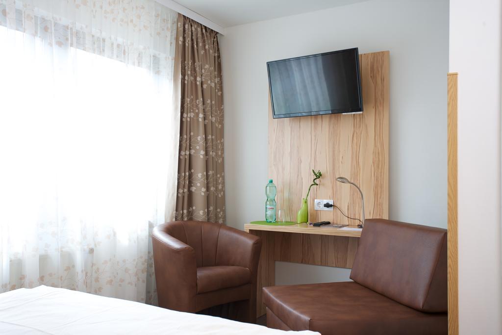 Wolfschlugen Hotel Reinhardtshof Garni חדר תמונה