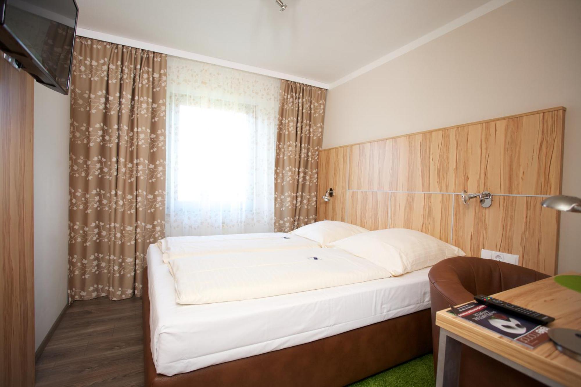 Wolfschlugen Hotel Reinhardtshof Garni חדר תמונה