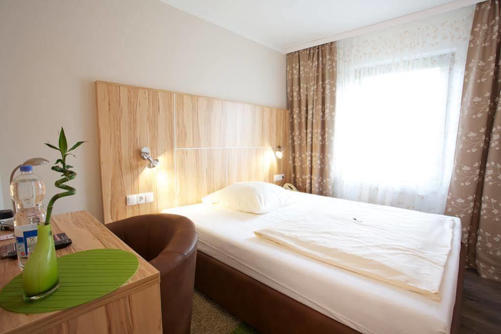Wolfschlugen Hotel Reinhardtshof Garni מראה חיצוני תמונה